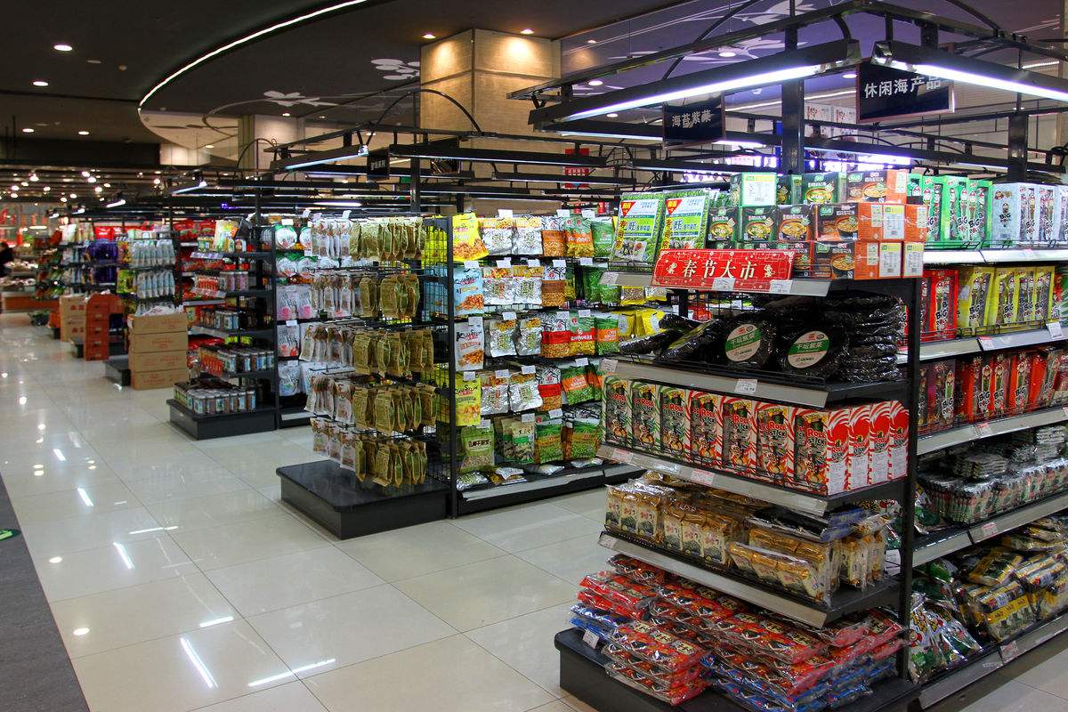 百货超市货架全攻略 从便利店零食架到药店木纹置物架的选购指南
